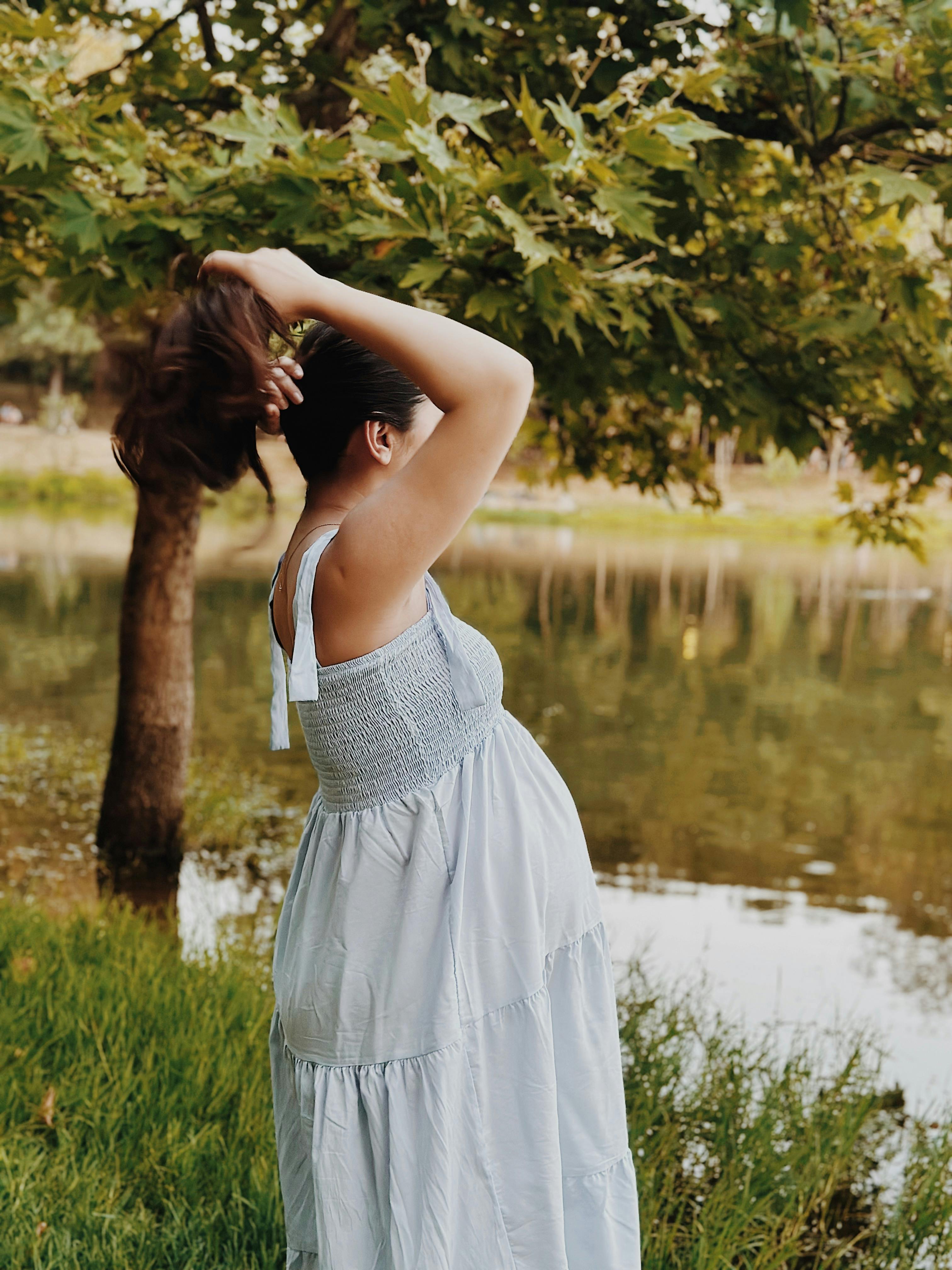 Femme enceinte en entier dans un cadre naturel.